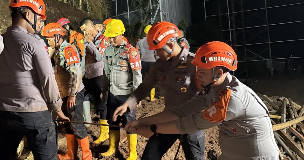 Gerak Cepat Tim SAR Satbrimob Polda Jabar, Enam Korban Longsor di Cisempur Berhasil Dievakuasi Selamat