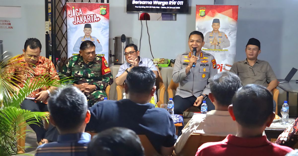 Kapolres Metro Depok Kombes Pol Abdul Waras, S.I.K., menggelar kegiatan Ngopi Kamtibmas bersama warga di Pos Satkamling RT 03 RW 11 Perumahan Poin Mas, Kelurahan Rangkapan Jaya, Kecamatan Pancoran Mas, Kota Depok