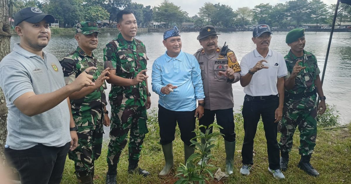 Polsek Cibinong Gelar Penanaman Pohon Hutan Kota di Setu Gedong