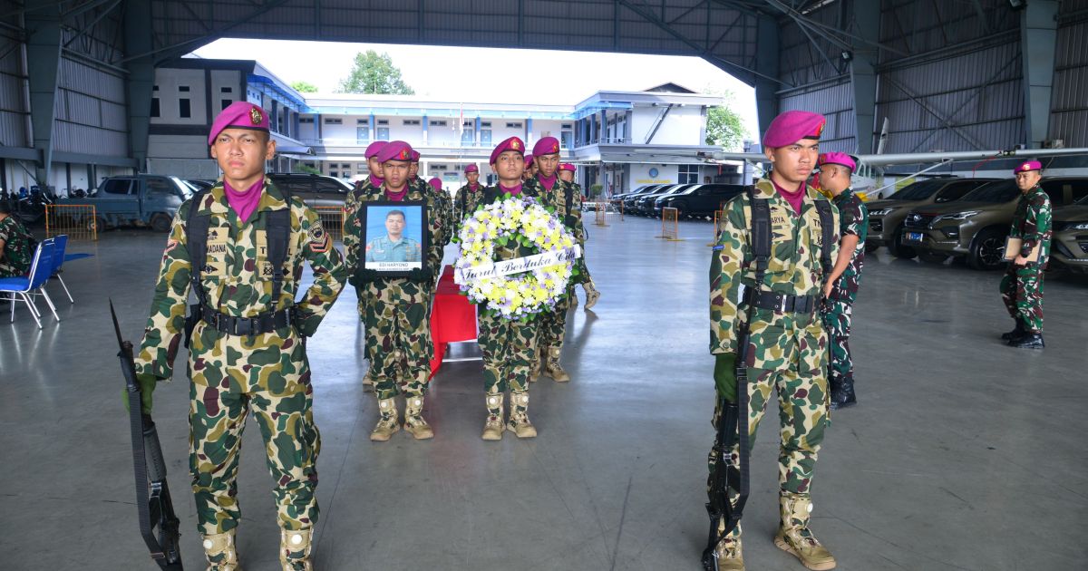 Penghormatan Terakhir Prajurit Marinir TNI AL Kas Kormar Lepas Jenazah Kopka Mar (ANM) Edi Hariyono