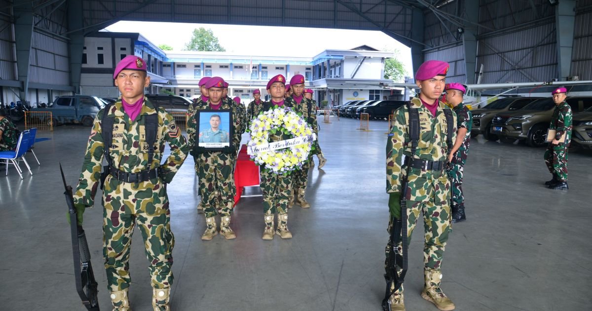 Penghormatan Terakhir Prajurit Marinir TNI AL Kas Kormar Lepas Jenazah Kopka Mar (ANM) Edi Hariyono