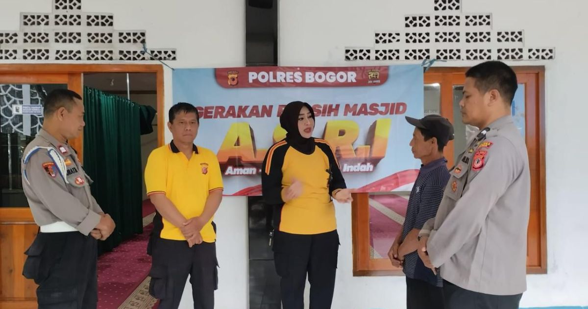 Polsek Megamendung Laksanakan Gerakan Bersih-Bersih Masjid Dukung Program ASRI Kapolri