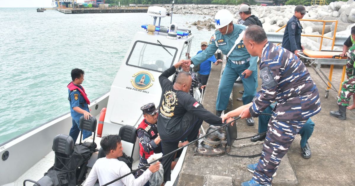 Reaksi Cepat TNI AL Evakuasi ABK KM Inti Mariana 7 yang Terbakar di Selat Sunda