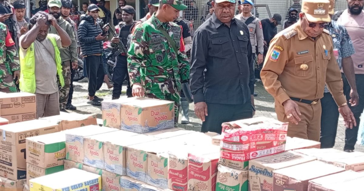 Dandim 1714/PJ Dampingi Bupati Puncak Serahkan Sembako Untuk Masyarakat Pengungsi di Kab. Puncak Jaya