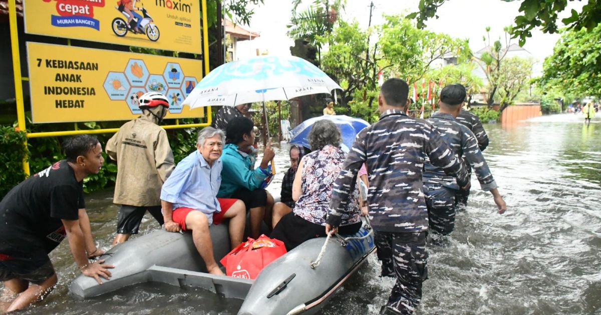 Gerak cepat, TNI AL evakuasi Warga Terjebak banjir di Denpasar