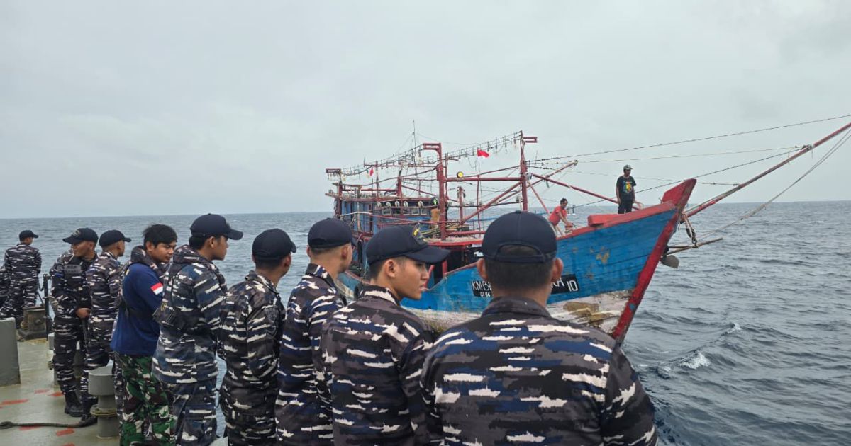 TNI AL GAGALKAN PENYELUNDUPAN SOLAR ILEGAL DI PERAIRAN NATUNA