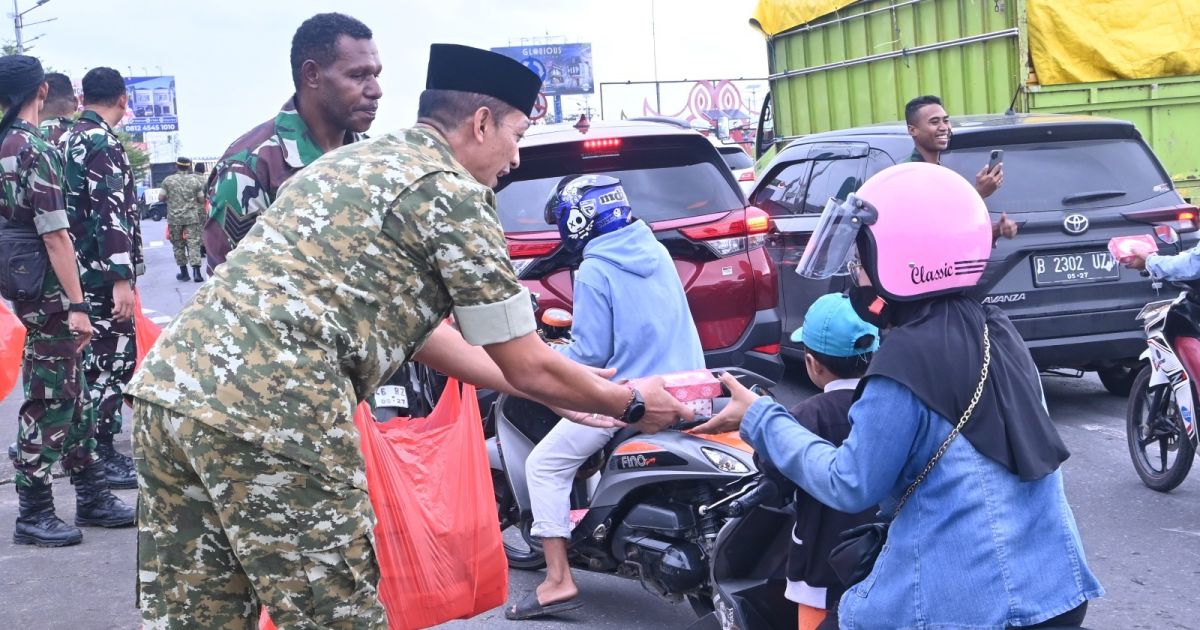 Berbagi Kebahagiaan Ramadan, Lanud Sultan Hasanuddin Bagikan Takjil di Simpang Lima Bandara