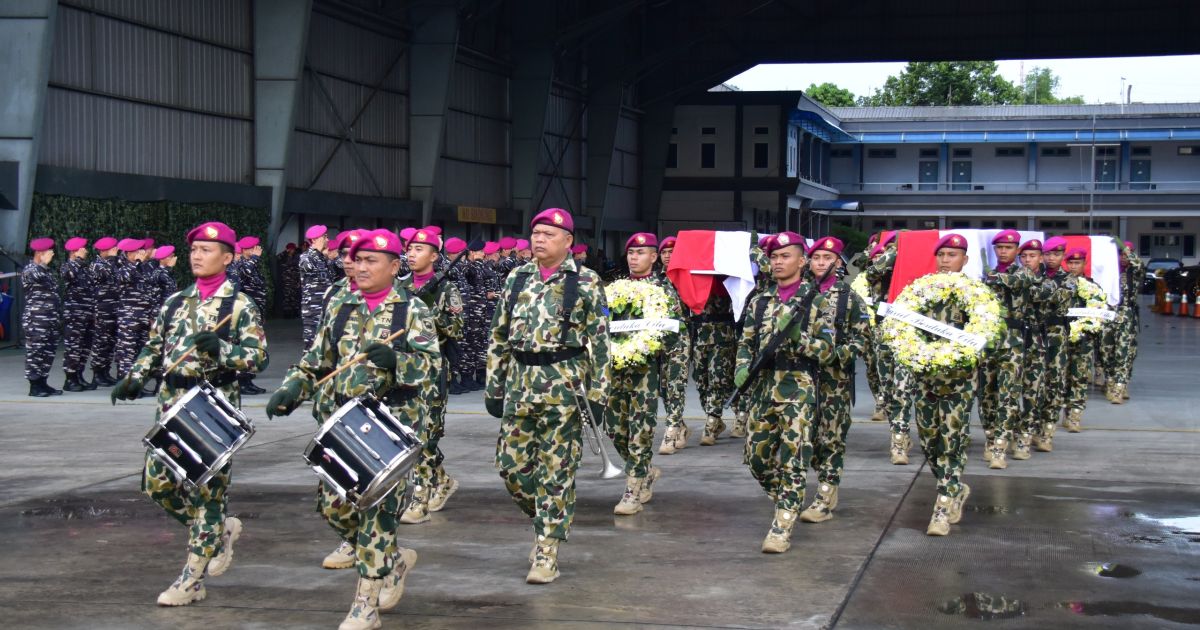 Pangkormar Pimpin Pelepasan Prajurit Marinir yang Gugur di Cisarua TNI AL Berikan Penghormatan Militer