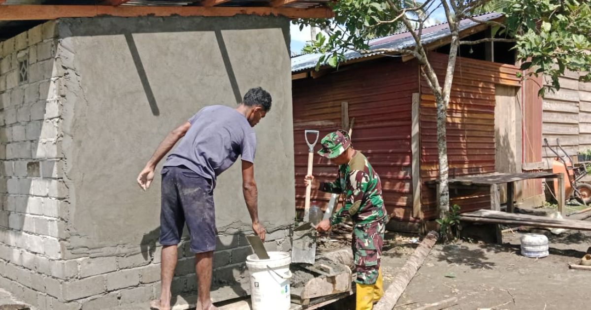 Personel TMMD Ke-127 Kodim 1514/Morotai Bersama Warga Laksanakan Pelesteran MCK di Desa Dehegila