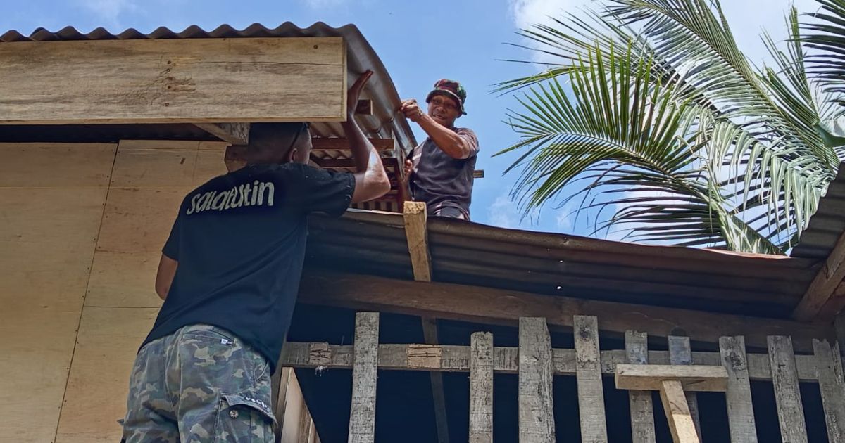 Personel TMMD Ke-127 Kodim 1514/Morotai Lanjutkan Pekerjaan Flur Lantai dan Pemasangan Lisplang RTLH