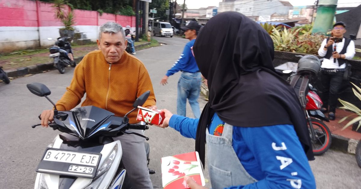 JA'PERS Bersama Media Kupas Merdeka Bagikan 250 Takjil di Tugu Bambu Bilabong