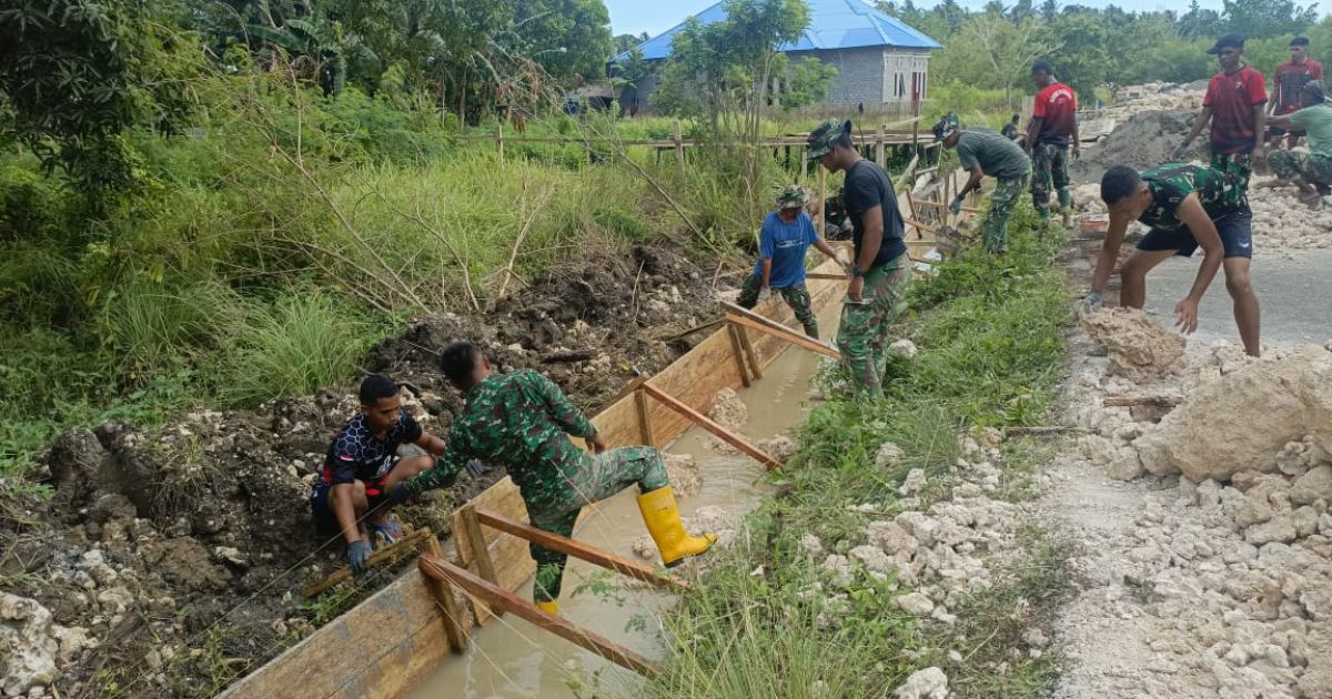 Personel Satgas TMMD Ke-127 Kodim 1514/Morotai Laksanakan Pemasangan Mal dan Pengecoran Drainase di Gotalamo