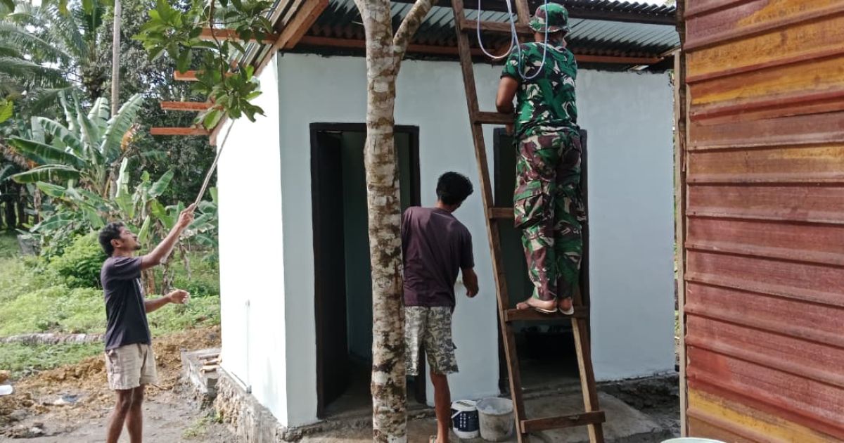 Personel TMMD Ke-127 Kodim 1514/Morotai Laksanakan Pengecatan MCK di Desa Dehegila
