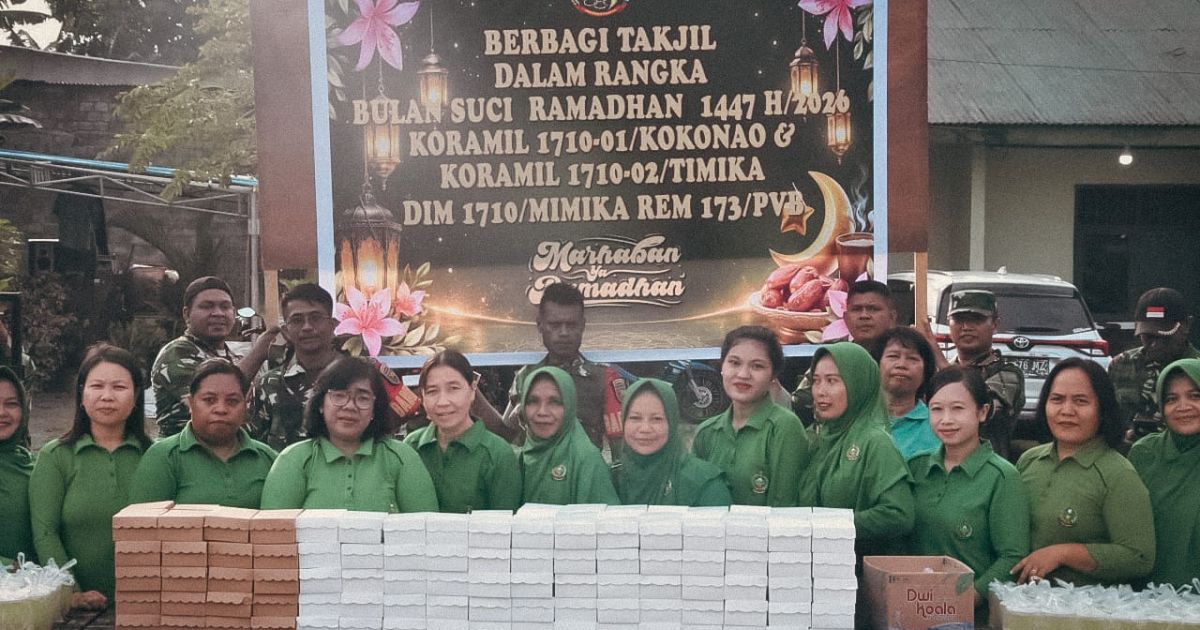 Berbagi Kebahagiaan di Bulan Suci Ramadan, Koramil Kokonao dan Koramil Timika Bagikan Takjil kepada Pengguna Jalan