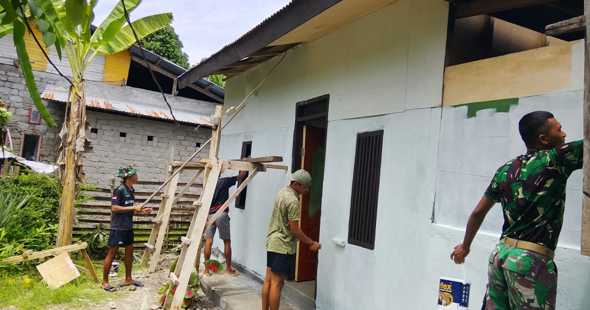 Personel TMMD Ke-127 Kodim 1514/Morotai Laksanakan Pengecatan RTLH di Desa Mandiri