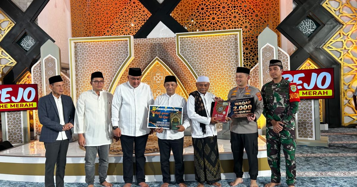 Peringati Nuzulul Quran, Polres Bogor Serahkan 2.000 Al-Quran Waqaf Personel di Acara Tabligh Akbar Masjid Baitul Faizin
