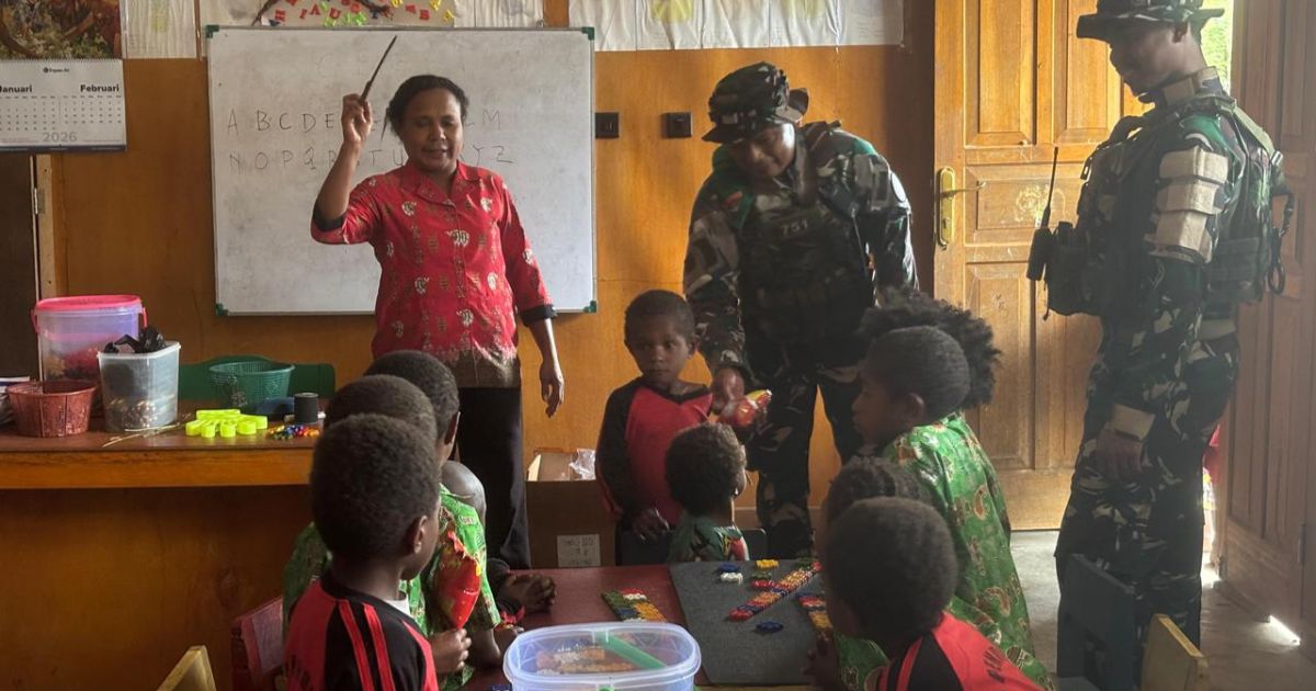 Tanamkan Akhlak Sejak Dini: Pos Serambakon Satgas Swasembada Yonif 751/VJS Anjangsana ke TK Wanbakon, Edukasi Moral hingga Berbagi Snack