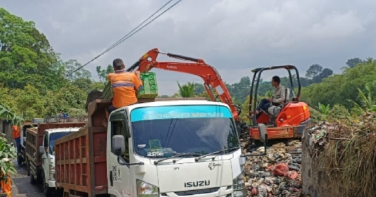 Pemkab Bogor Kerahkan Puluhan Truk Tangani Tumpukan Sampah Liar di Desa Kopo Cisarua