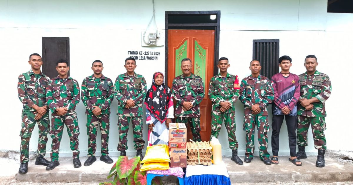 Dansatgas TMMD Ke-127 Kodim 1514/Morotai Berikan Santunan Sembako kepada Warga Desa Mandiri