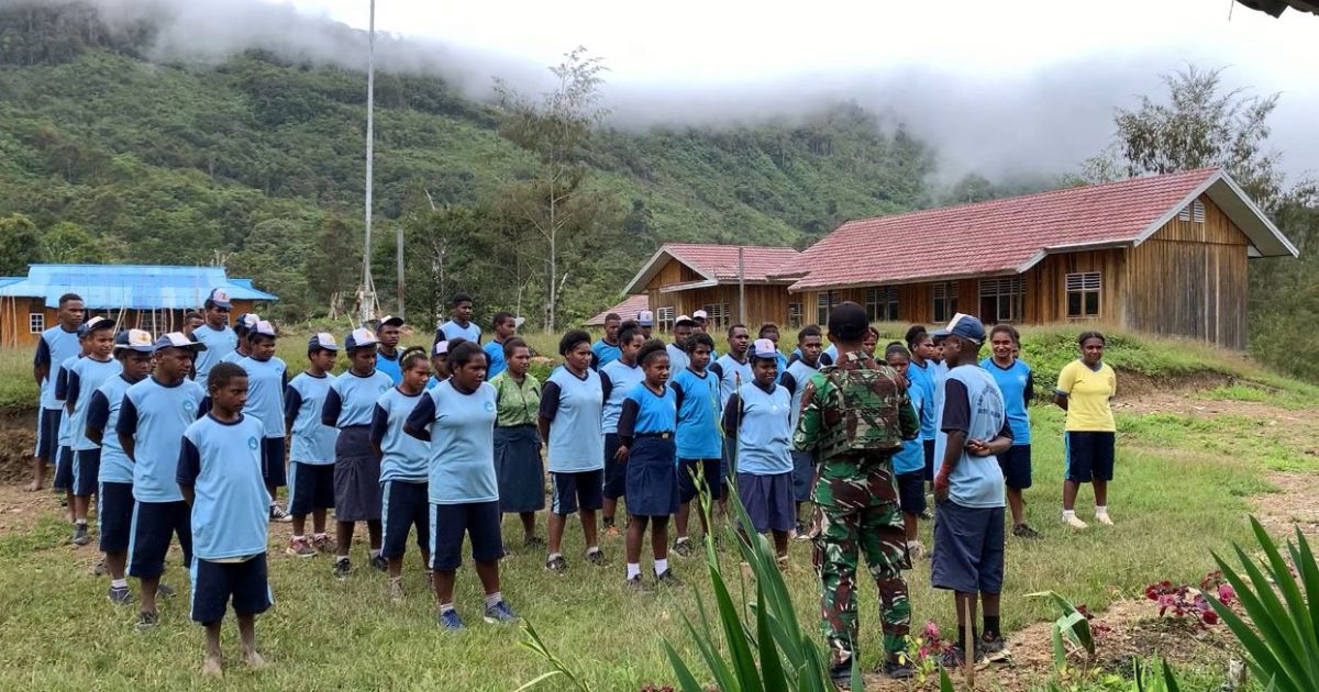 Tanam Disiplin, Tumbuhkan Nasionalisme: Pos Bulangkop Satgas Yonif 751/VJS Latih PBB di SMPN Bulangkop