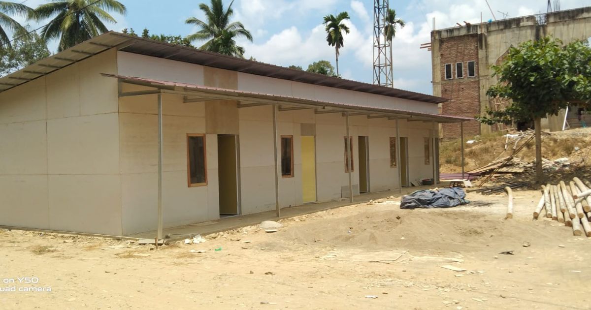 Babinsa Dampingi Pembangunan Huntara, Suasana Kerja Penuh Kebersamaan di Lapangan