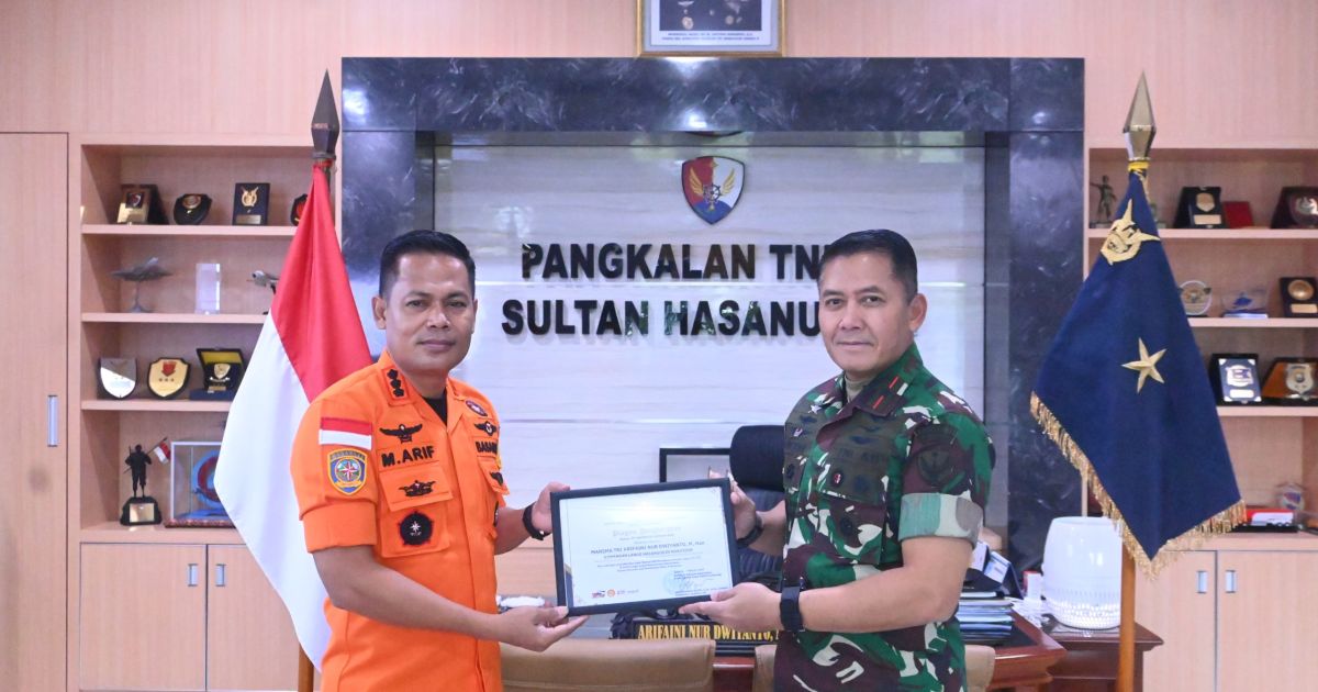 Danlanud Sultan Hasanuddin Terima Penghargaan Basarnas atas Dedikasi Operasi SAR ATR 42-500