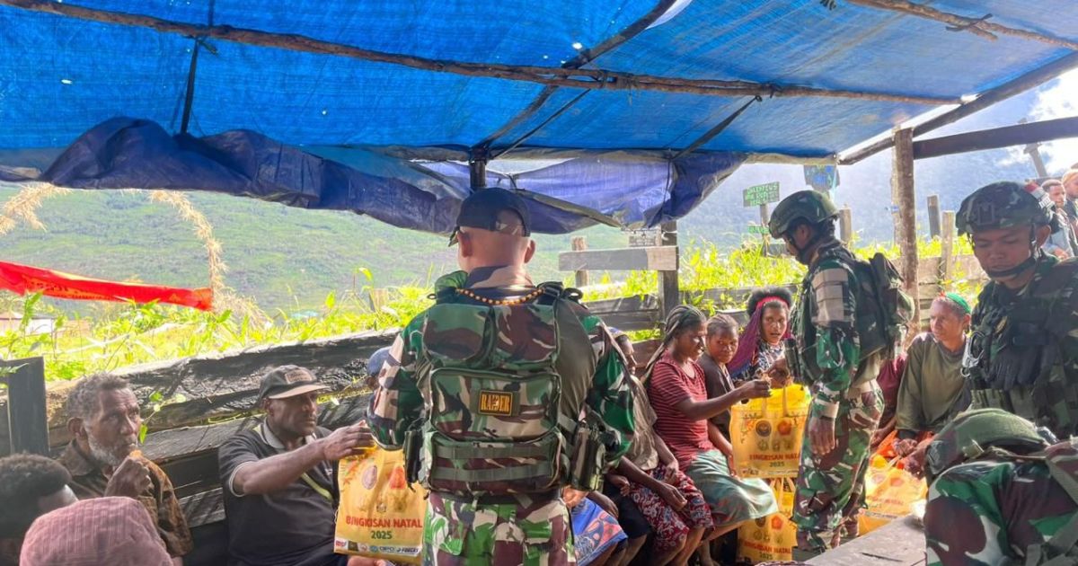 Pos Mimin Satgas Swasembada Yonif 751/VJS Bagikan Baju Layak Pakai ke Kampung Binaan Berjarak 3 Km dari Pos
