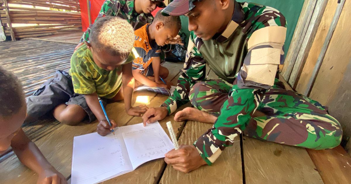 TNI Cerdaskan Perbatasan: Pos Denom Satgas Swasembada Yonif 751/VJS Gelar Kelas Calistung di Pos