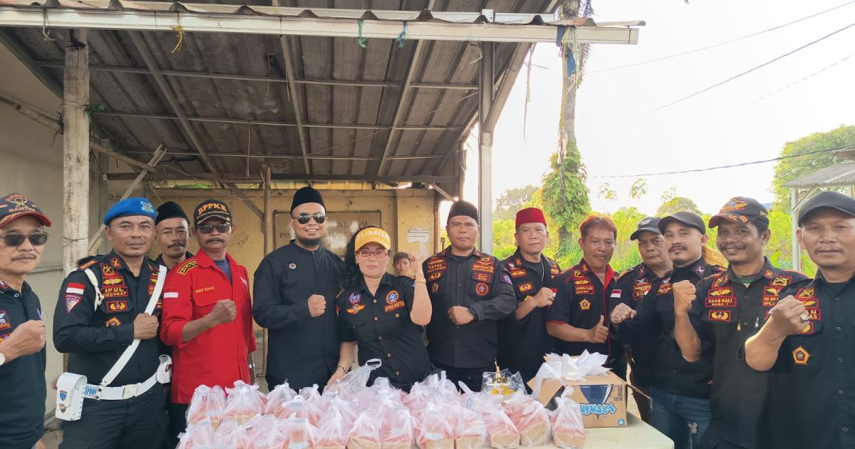 Dipimpin Abah Ikoy dan Farhan, BPPKB Banten Bagikan Ratusan Takjil untuk Pengguna Jalan