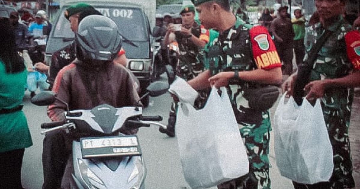 Ramadhan Berkah, Koramil Kuala Kencana dan Koramil Jila Bagikan 500 Paket Takjil