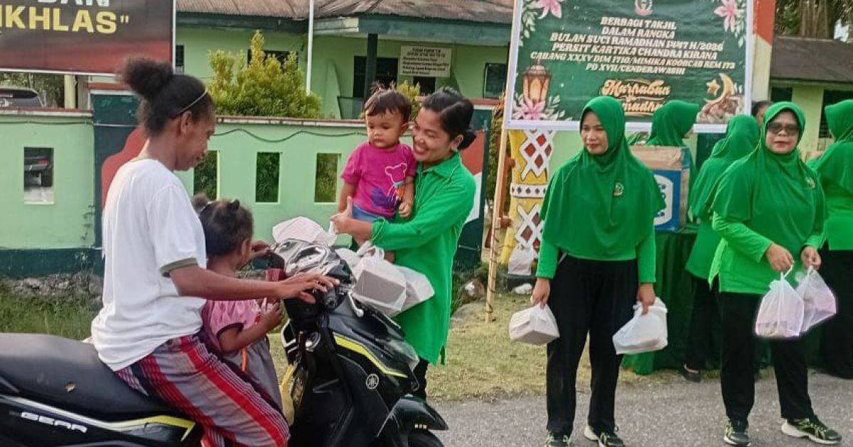Ramadan Penuh Berkah, Koramil 1710-07/Mapurujaya Berbagi Takjil untuk Warga