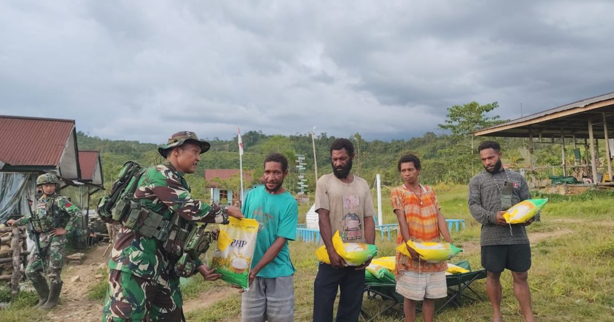 Pos Tarup Yonif 751/VJS Satgas Swasembada Berbagi Sembako untuk Warga Tarup: Ringankan Beban, Pererat Kebersamaan