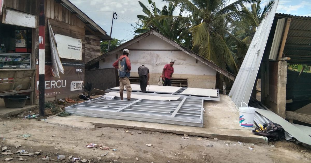 Babinsa Koramil 29/Langkahan Kawal Pembangunan Huntara Mandiri di Pante Gaki Bale