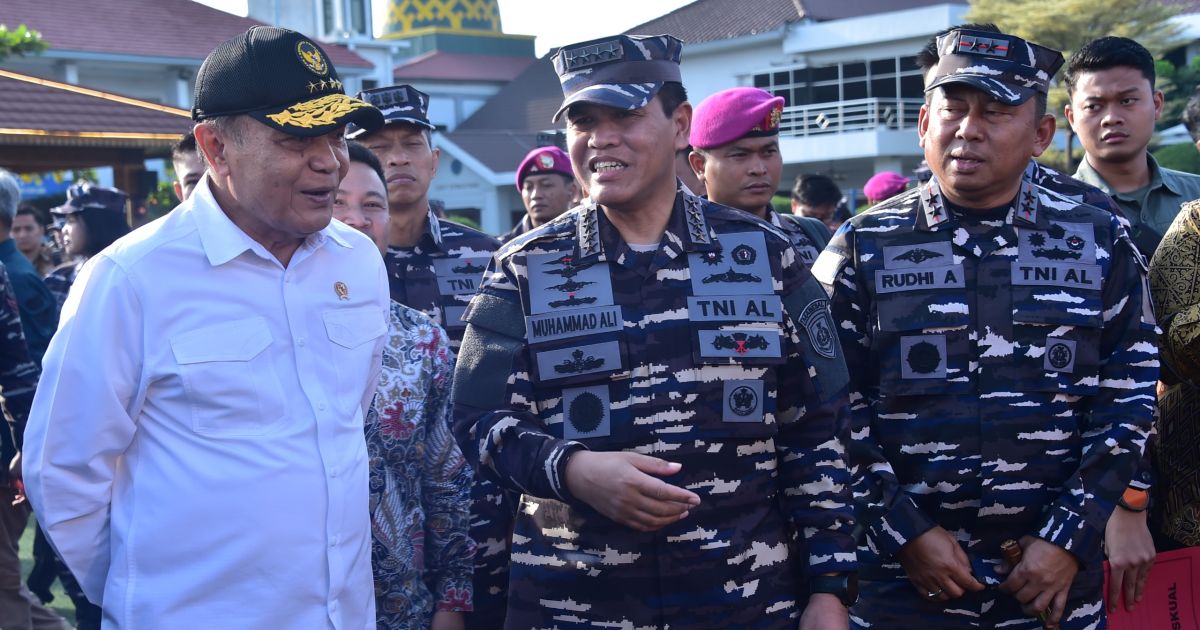 Kasal Bersama Menko Polkam RI dan Ketua BAZNAS Berangkatkan Gelombang Kedua Mudik Gratis Rute Jakarta-Semarang-Surabaya Menggunakan KRI Banda Aceh-593