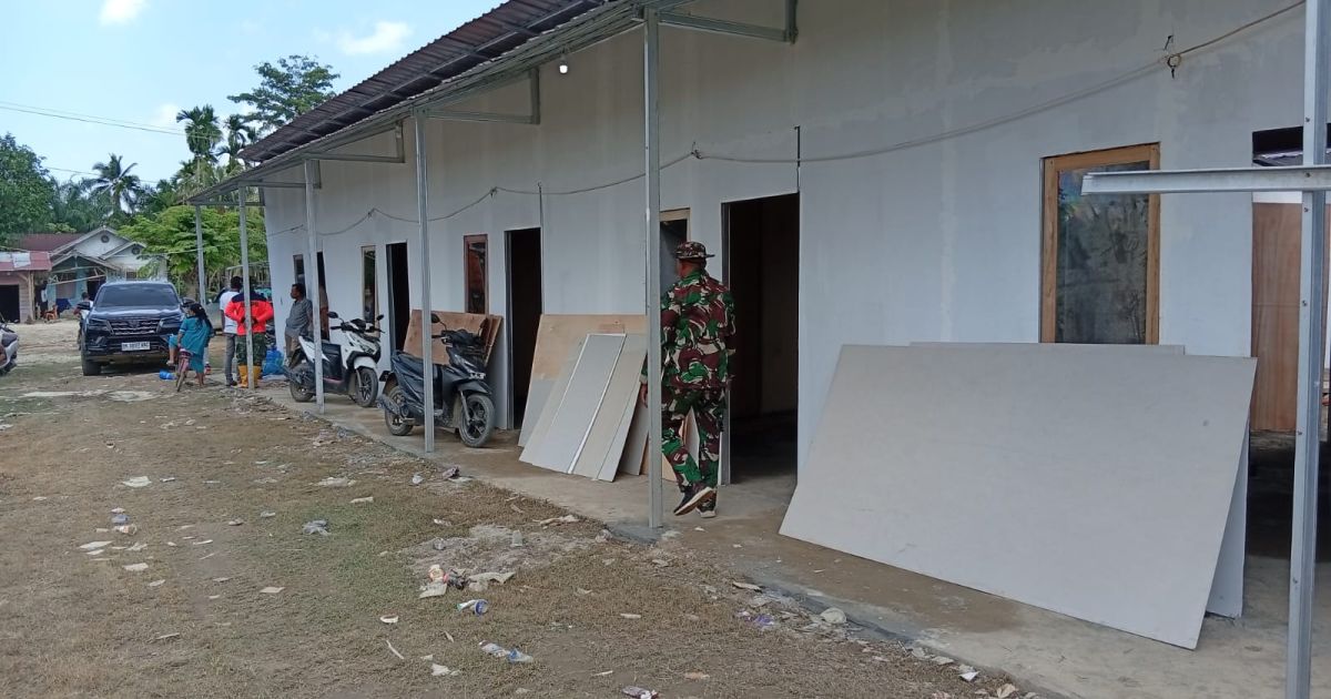 Babinsa Tinjau Langsung Pembangunan Huntara di Alukrak Kayee, Pastikan Siap Dihuni