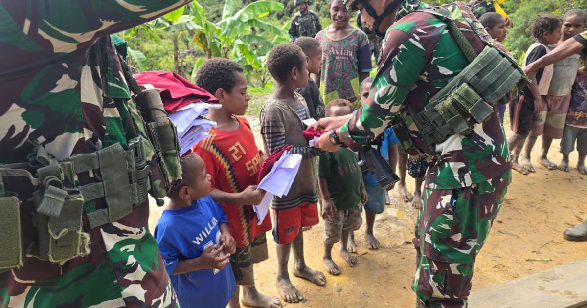 Pos Oksop Satgas Swasembada Yonif 751/VJS  Berbagi Bola, Seragam, Perlengkapan Sekolah, dan Pengobatan