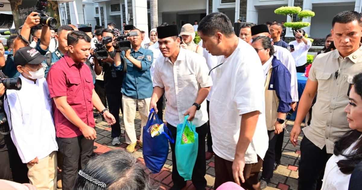 Peduli Masyarakat TNI AL dan Kementerian PKP Bagikan Sembako dan Daging Pada Warga Menteng Tenggulun dan Sekitarnya