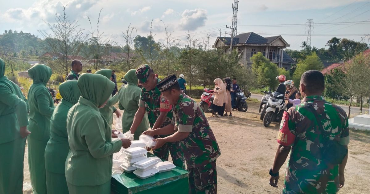Sinergitas Prajurit dan Persit Posramil Muara Dua Bagikan Ratusan Paket Takjil