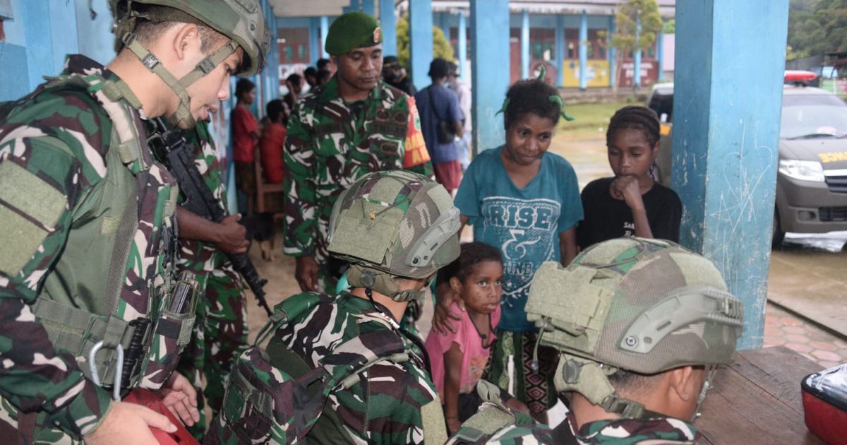Tim Patroli Gabungan Koops TNI Papua Evakuasi 21 Pengungsi di Aifat Timur Jauh Maybrat