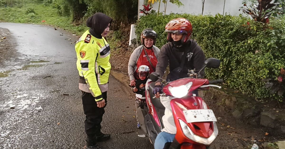 Kapolsek Megamendung dengan Sigap Bantu Warga yang Akan Mudik Kendaraannya Sempat Mogok Pada Saat Melaju di Jalur Alternatif