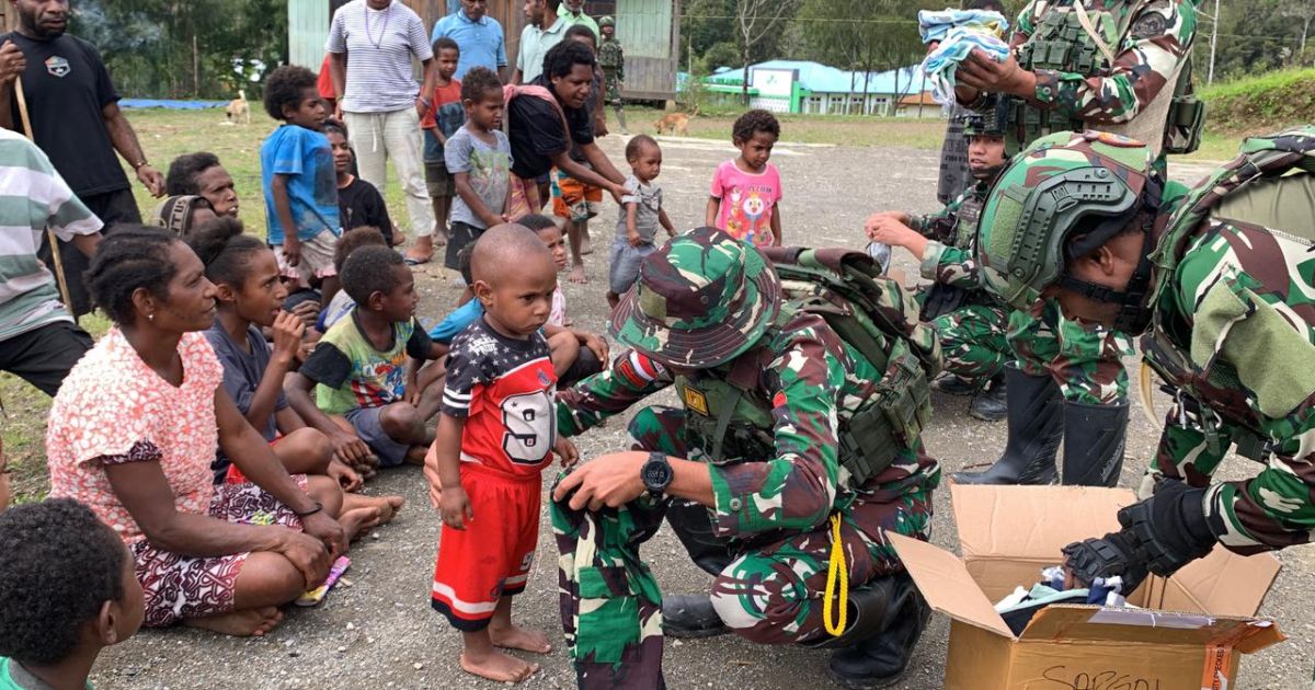 Pos Bulangkop Satgas Yonif 751/VJS Bagikan Baju Layak Pakai untuk Anak-Anak hingga Dewasa