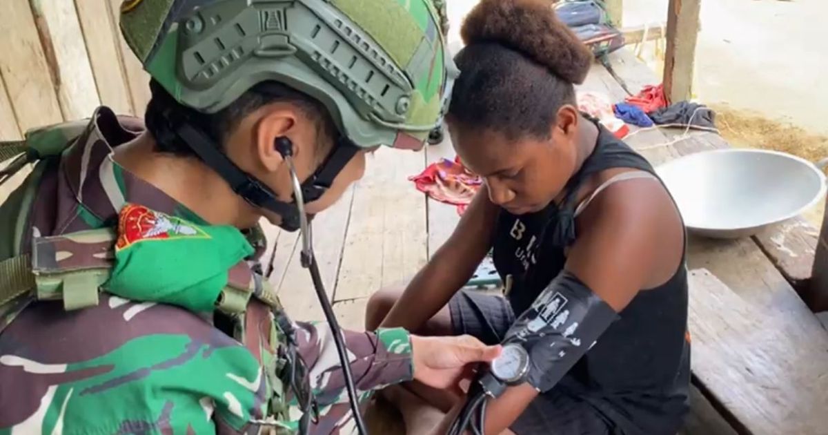 Pos Iwur Yonif 751/VJS Satgas Swasembada Gelar Pengobatan Anjangsana dan Bagikan Obat Cacing di Kampung Kamyoim