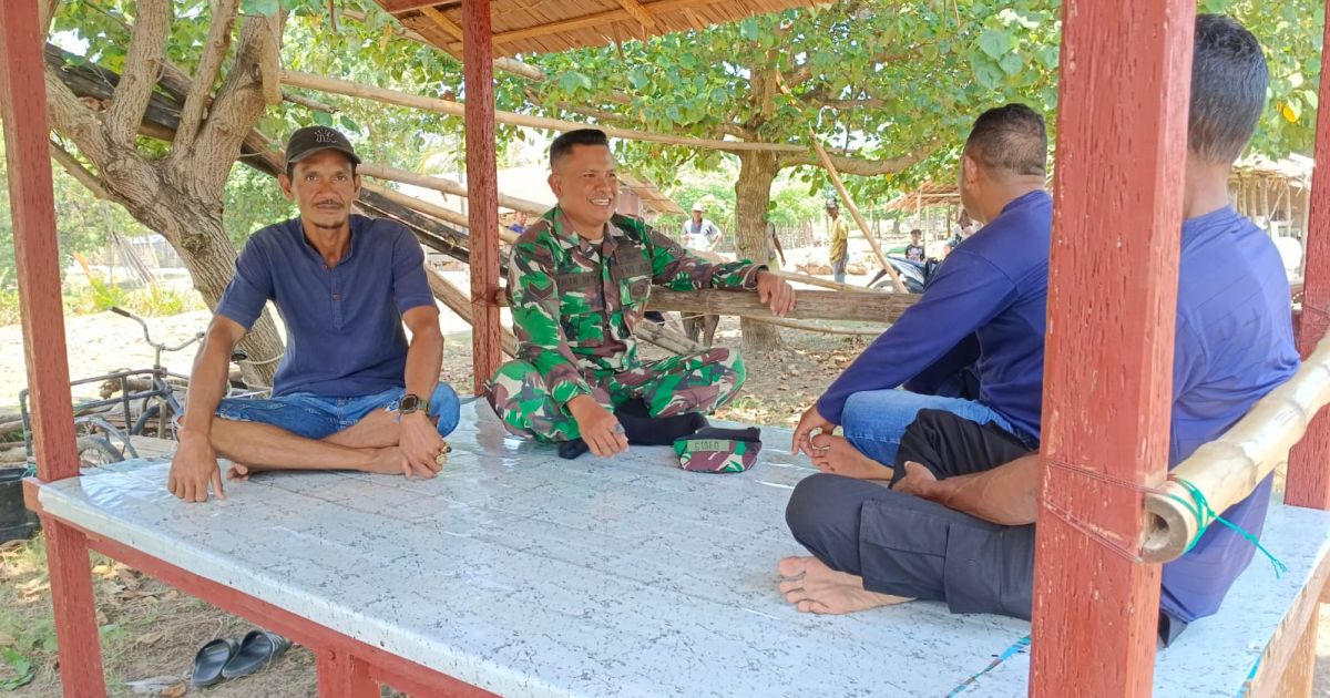 Suasana 1 Syawal, Babinsa dan Warga Komsos di Pondok Pinggir Laut Penuh Kehangatan