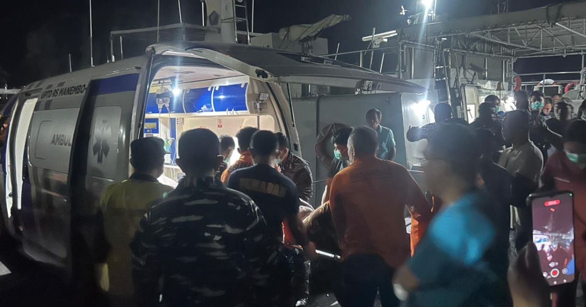 TNI AL Bersama Tim Gabungan Evakuasi Kapal Terbakar, 14 Orang Berhasil Diselamatkan