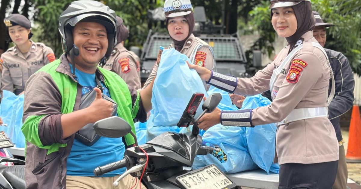 Polda Metro Jaya Gelar Jumat Peduli, Bagikan Sembako kepada Masyarakat