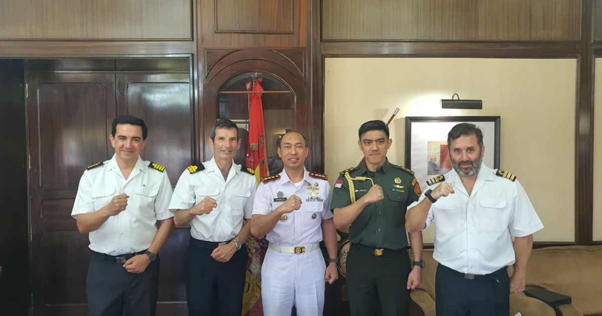 PERKUAT DIPLOMASI MARITIM, TNI AL KRI CANOPUS-936 LAKSANAKAN COURTESY CALL DI LAS PALMAS