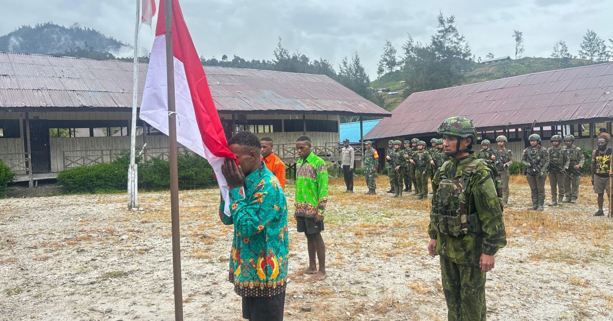 Momen Mengharukan, Tiga Eks OPM Cium Merah Putih dan Kembali ke NKRI