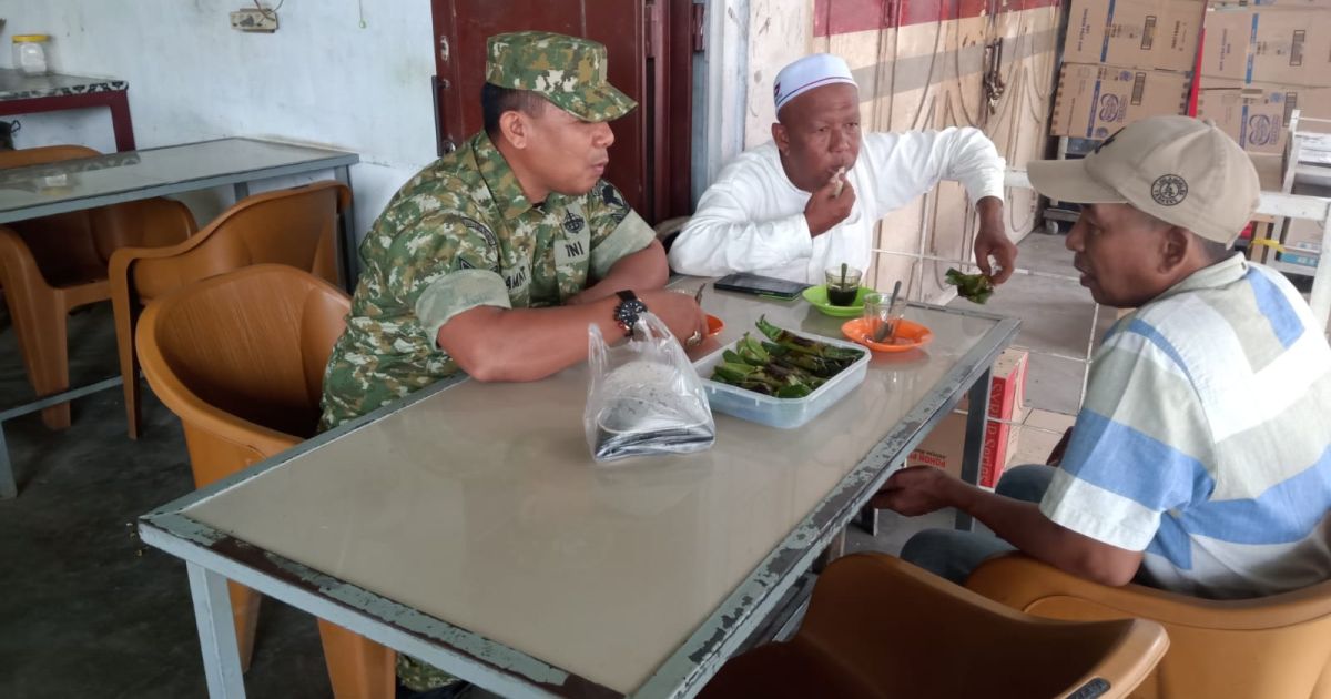 Hangat dan Penuh Keakraban, Babinsa Koramil 05/STB Jalin Komsos Bersama Warga Kedai Bayu