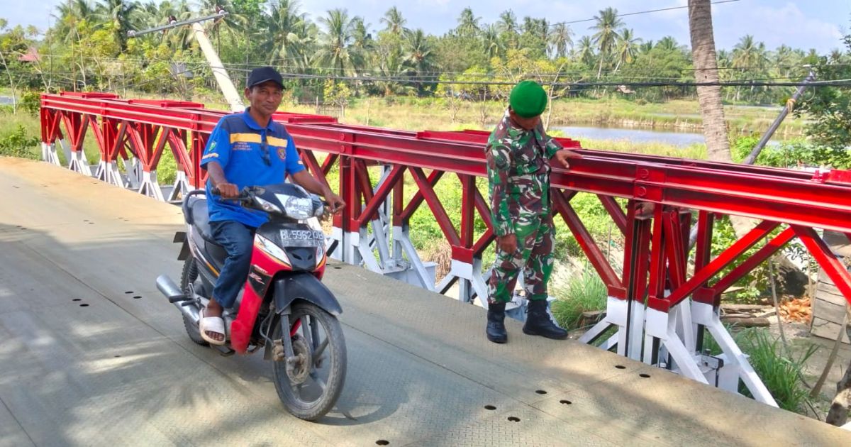 Pastikan Akses Tetap Aman, Babinsa Turun Langsung Cek Jembatan Bailey Dewantara