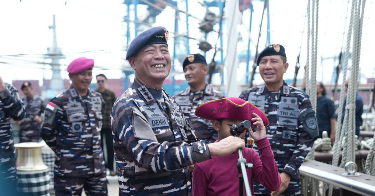 Pererat Sinergi TNI AL Berikan Penghargaan Kepada Jurnalis di Atas KRI Bima Suci